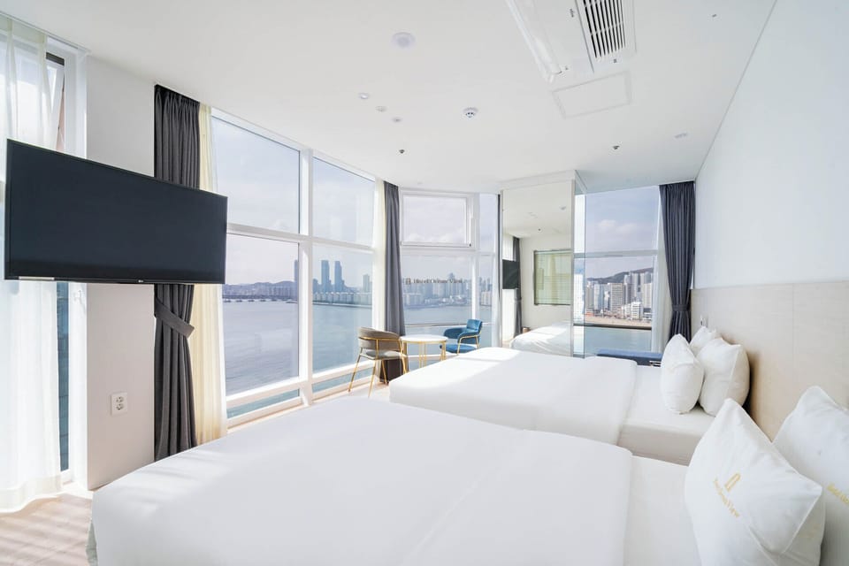 Royal Suite Ocean Twin (Full Ocean View) | Premium bedding, in-room safe, blackout drapes, soundproofing