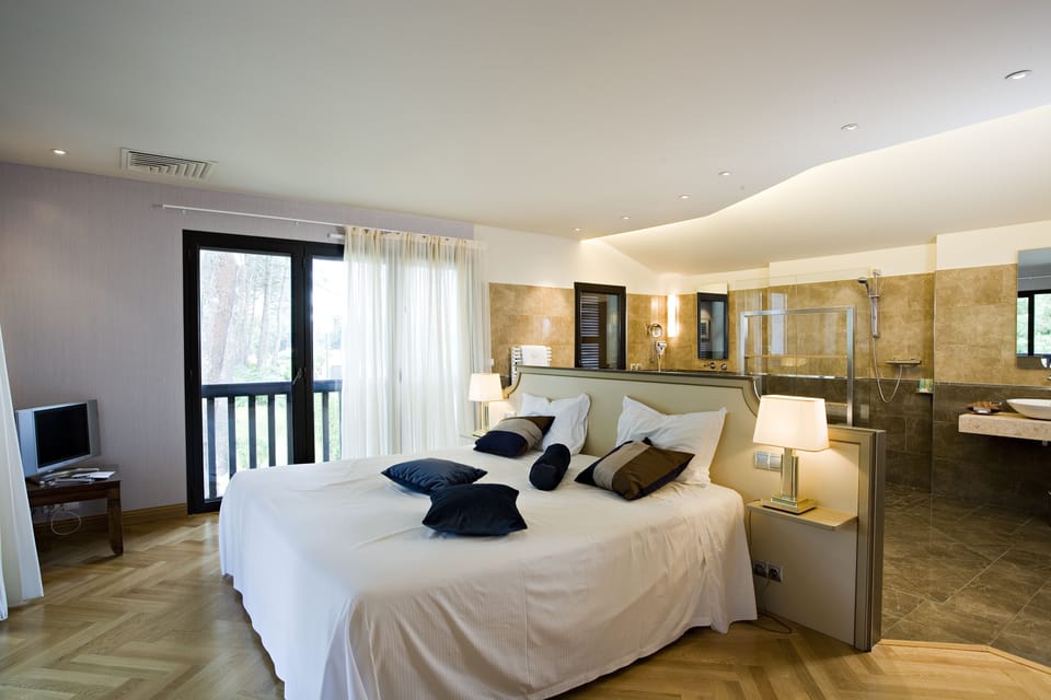 Premium bedding, minibar, in-room safe, desk