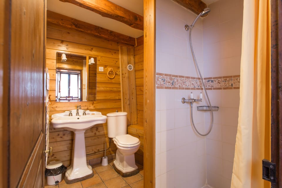 Double Room, Non Smoking (Charbonnel, jusqu'à 3 personnes) | Bathroom | Free toiletries, hair dryer, towels