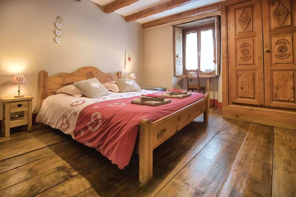 Standard Double Room, 1 Queen Bed, Non Smoking (Montbrequin) | Individually decorated, individually furnished, laptop workspace