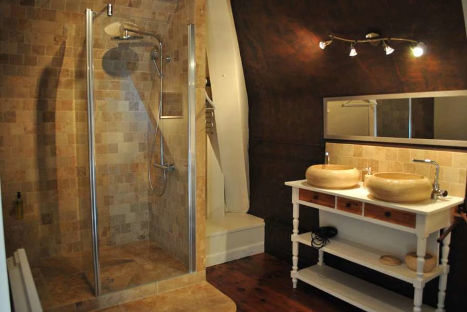 Comfort Double Room, Non Smoking (Chambre Travertin) | Bathroom | Shower, rainfall showerhead, free toiletries, hair dryer