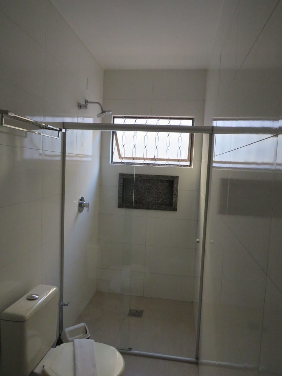 Quarto triplo solteiro | Bathroom | Shower, free toiletries, hair dryer, towels
