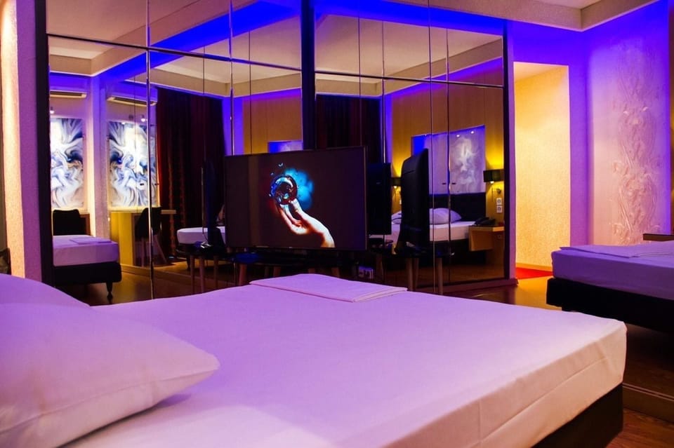 Premium bedding, desk, blackout drapes, free WiFi