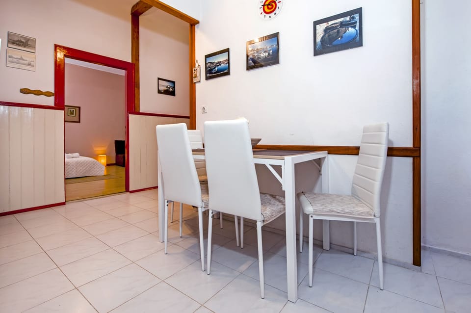 Basic Apartment, 1 Bedroom | In-room dining