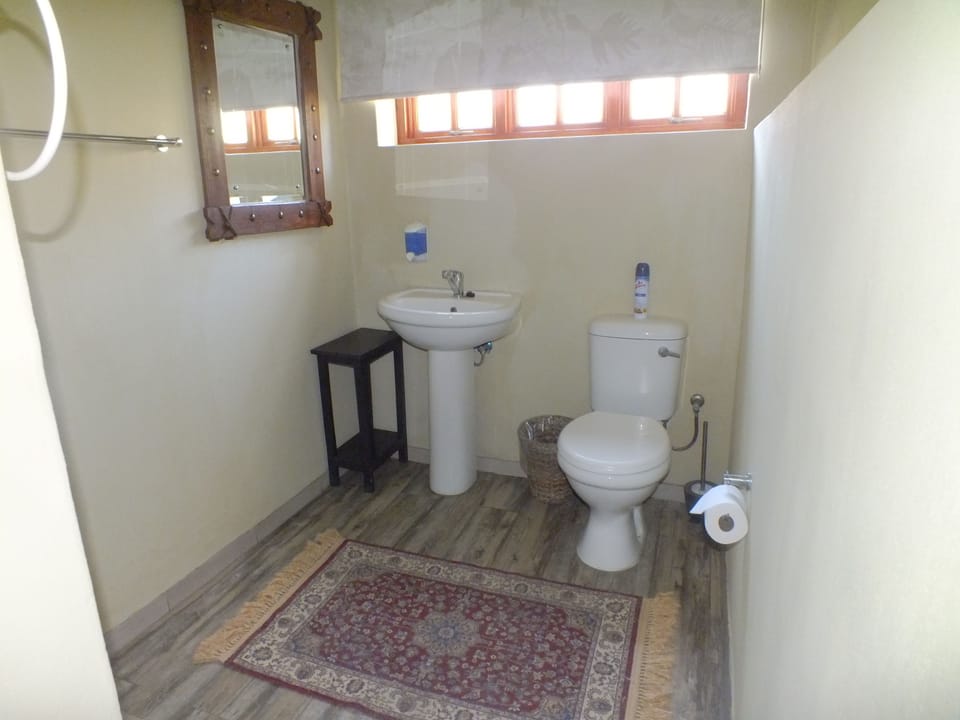 Deep soaking tub, towels