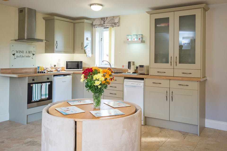 Luxury Cottage, 1 Bedroom, Garden View | In-room dining