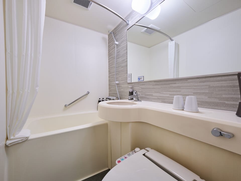 Combined shower/tub, deep soaking tub, free toiletries, hair dryer
