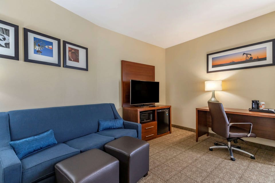 Suite, Multiple Beds, Accessible, Non Smoking (Roll in Shower) | Premium bedding, desk, iron/ironing board, free WiFi