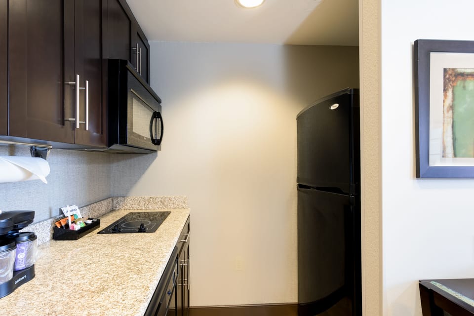 Full-size fridge, microwave, stovetop, dishwasher