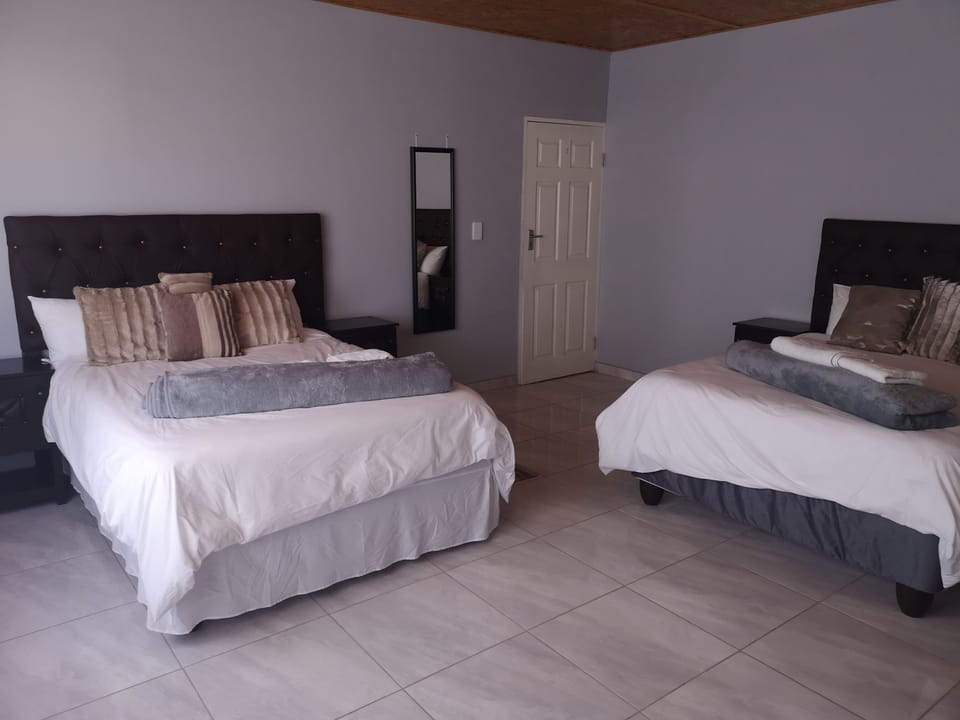 Basic Room | Premium bedding, iron/ironing board (on request), WiFi (free)