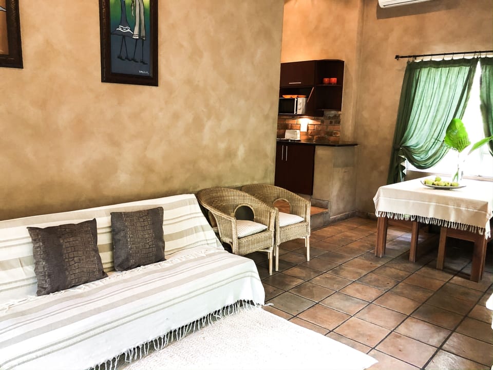2 bedr, 4 - 6 sleeper, new luxury unit (1) | Living room | Flat-screen TV, books