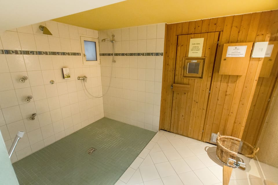 Body treatments, body wraps, body scrubs, facials, 1 treatment room
