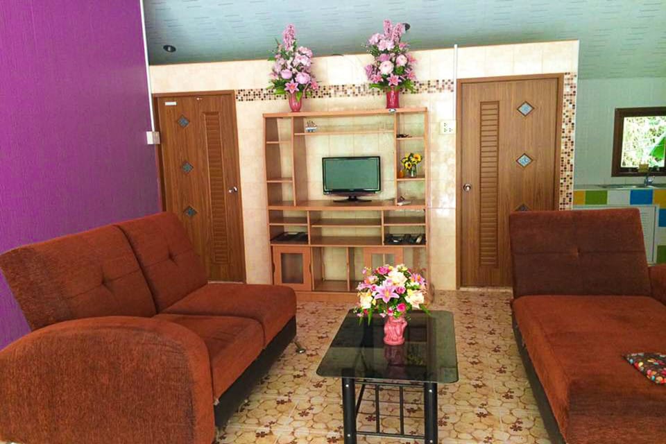 Grand House (Tuktan 1) | Living room | 32-inch flat-screen TV with cable channels, TV