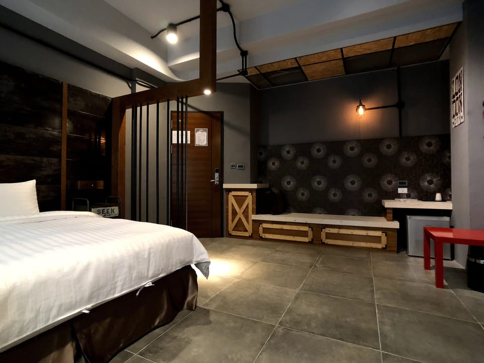 Design Double Room (207) | Desk, soundproofing, rollaway beds, free WiFi