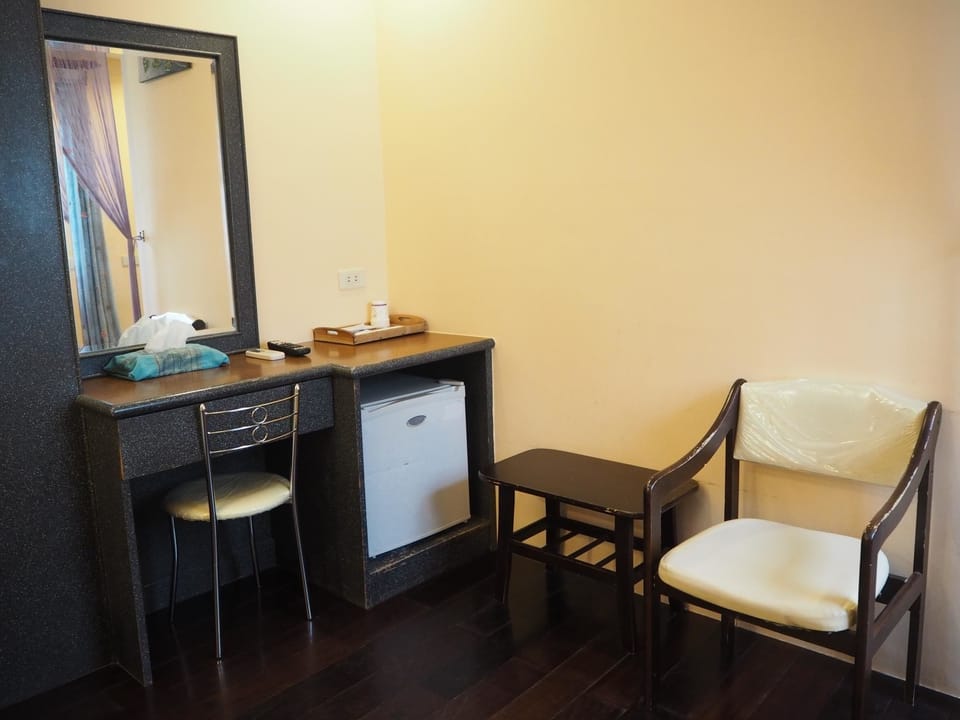 Deluxe Double Room (203) | Bathroom amenities | Free toiletries, hair dryer, slippers, towels