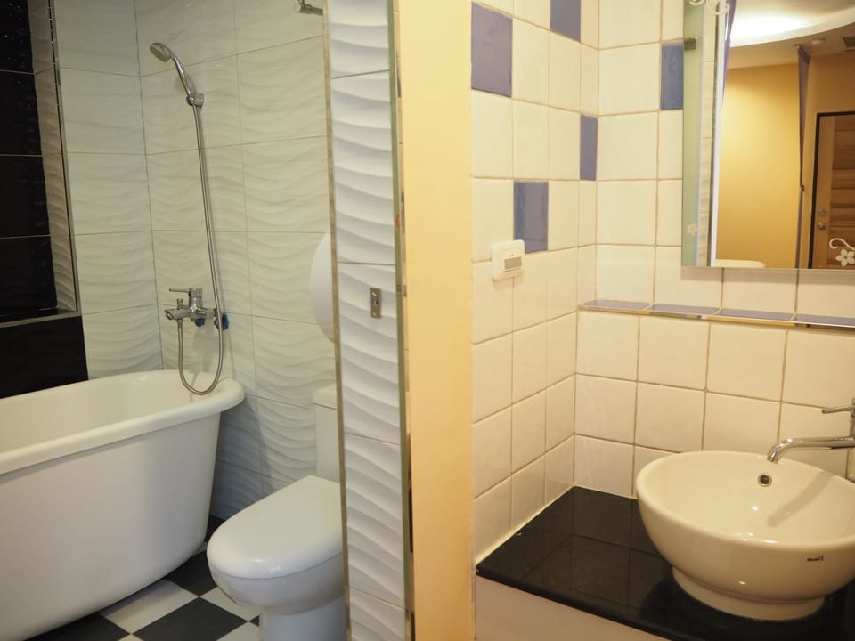 Deluxe Double Room (203) | Bathroom shower