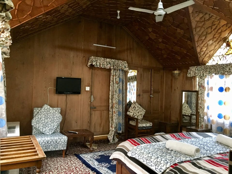 Deluxe Room, Multiple Beds, Non Smoking | 10 bedrooms, hypo-allergenic bedding available, down comforters