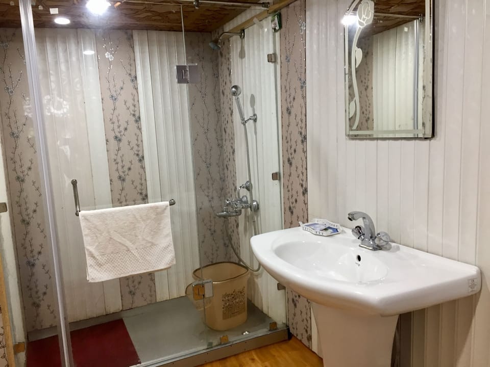 Deluxe Double or Twin Room, Multiple Beds, Non Smoking | Bathroom | Combined shower/tub, deep soaking tub, hydromassage showerhead