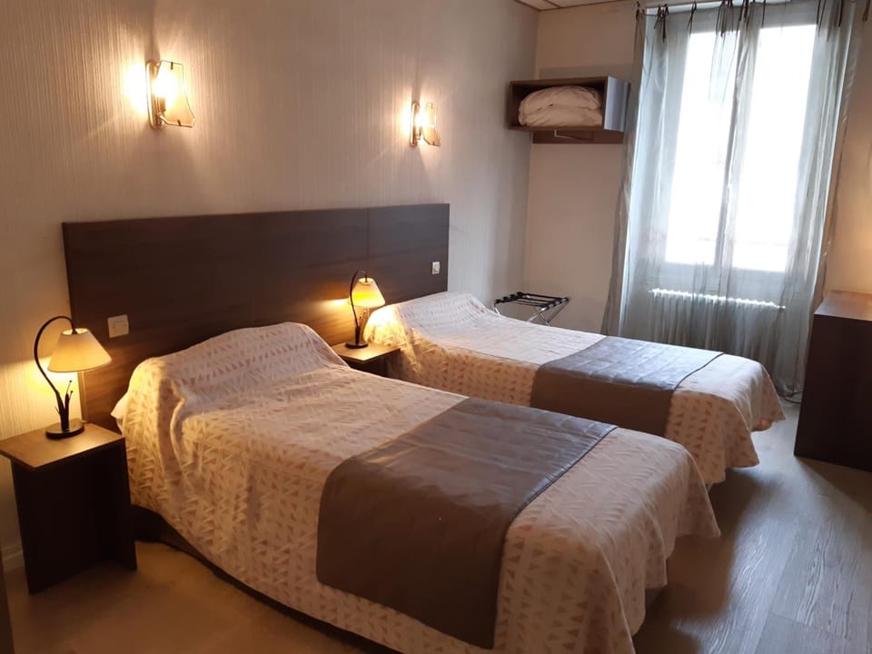 Twin Room | Desk, iron/ironing board (on request), cribs (free), WiFi (free)