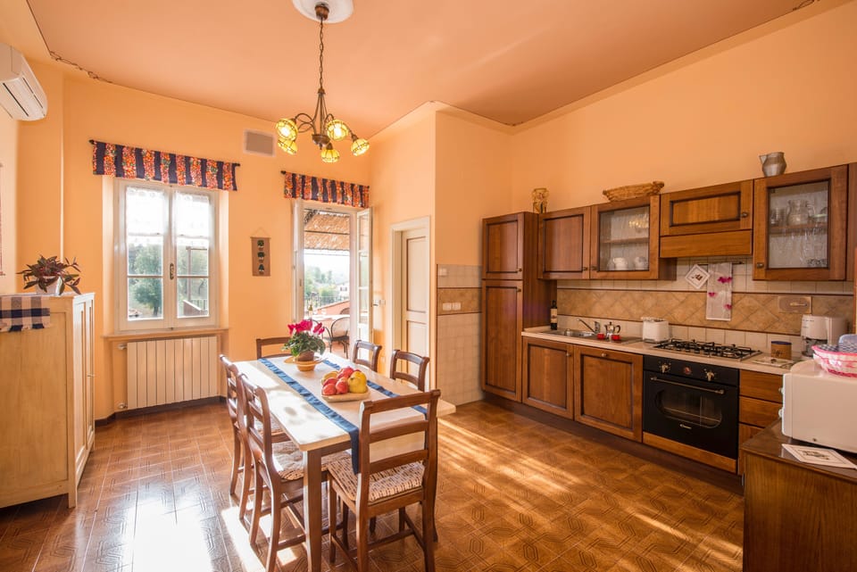 Full-size fridge, microwave, oven, stovetop