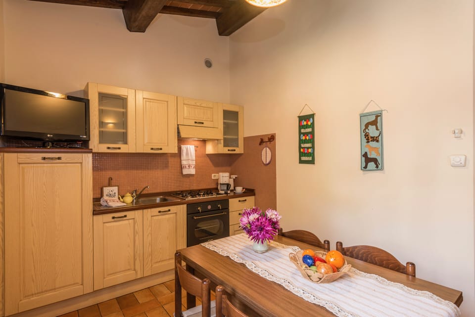 Full-size fridge, microwave, oven, stovetop