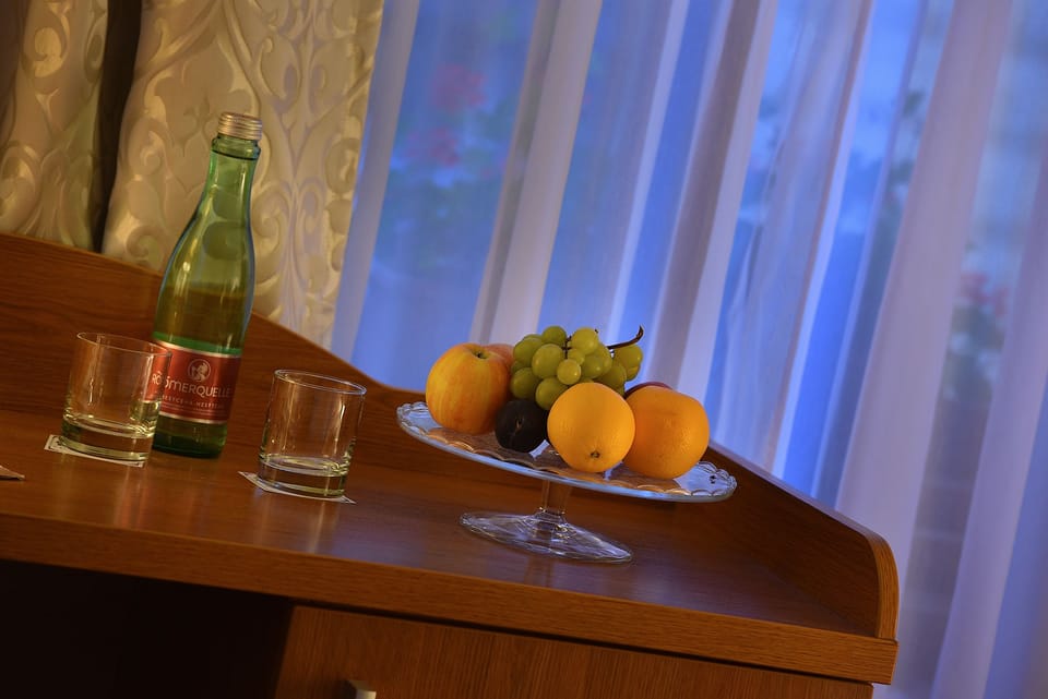 Double Room (small) | In-room safe, individually furnished, desk, laptop workspace