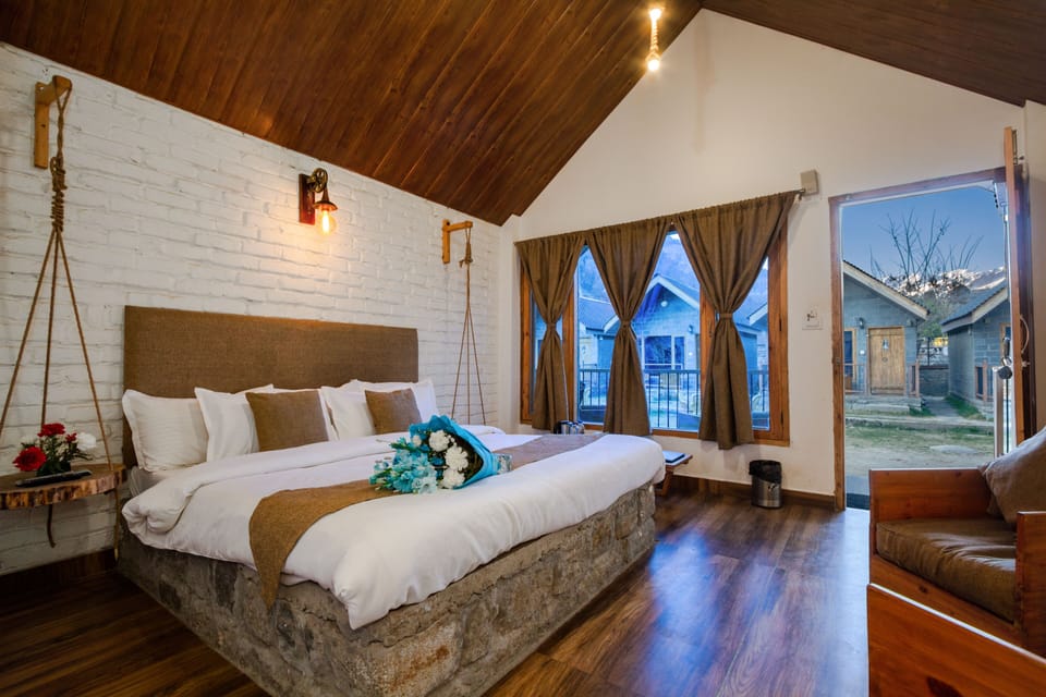 Signature Chalet, 1 King Bed, River View | Egyptian cotton sheets, premium bedding, down comforters