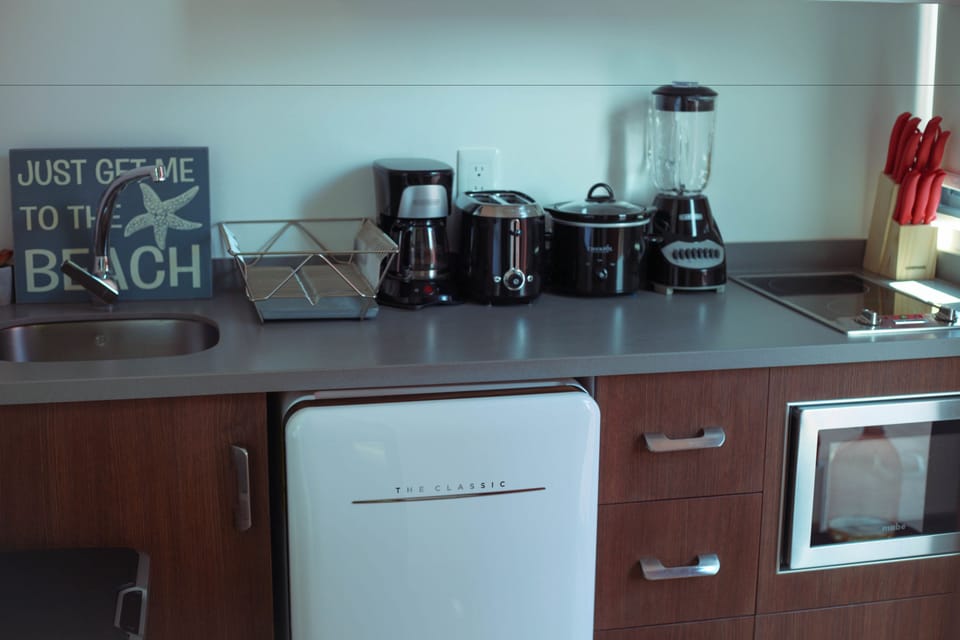 Apartment, 1 Bedroom | Private kitchen | Microwave, stovetop, cookware/dishes/utensils