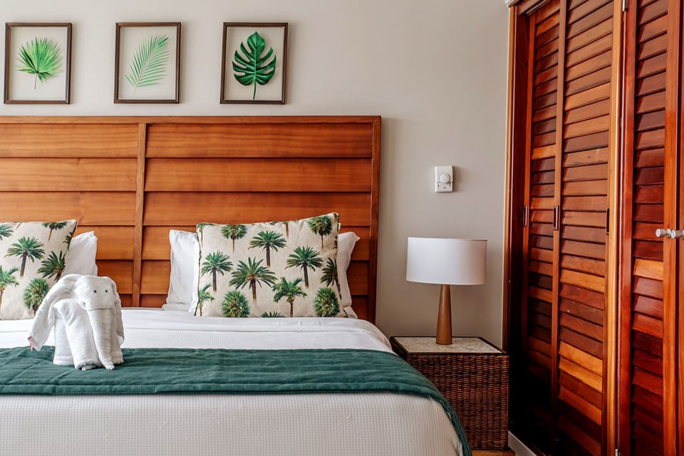 Premium bedding, free minibar, in-room safe, desk