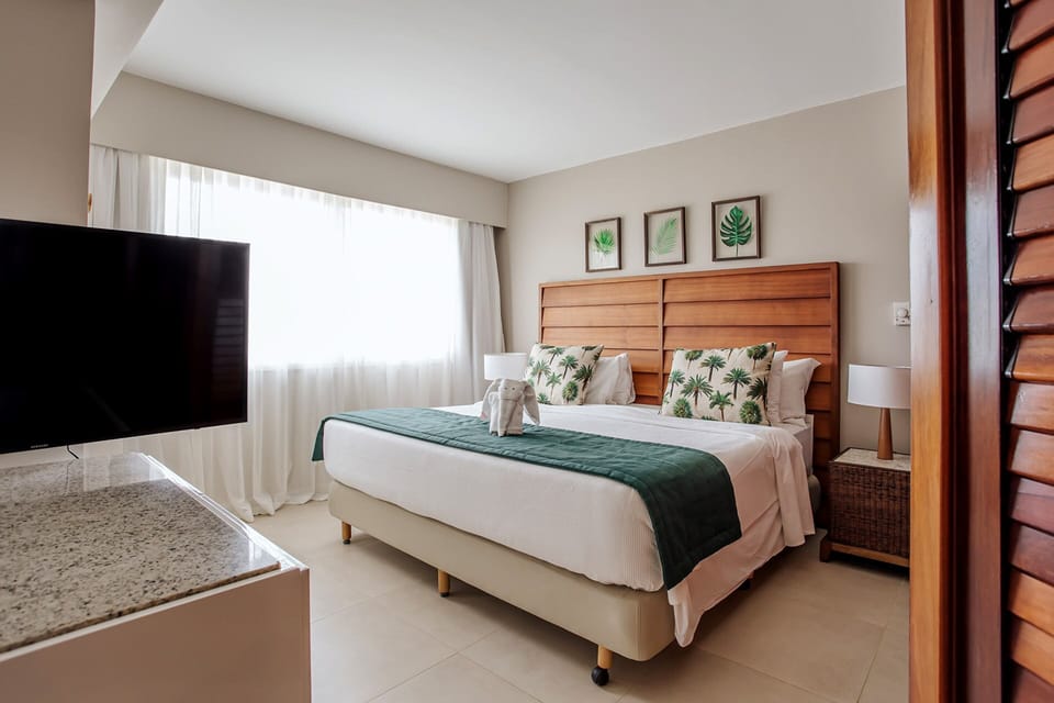 Premium bedding, free minibar, in-room safe, desk
