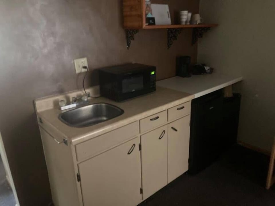 Basic Single Room | Private kitchen | Full-size fridge, microwave, coffee/tea maker, freezer