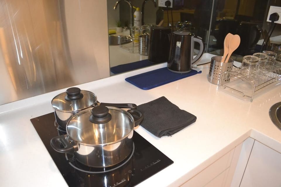 Studio Apartment | Private kitchenette | Full-size fridge, microwave, oven, stovetop