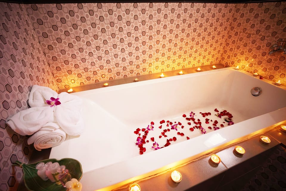 Couples treatment rooms, sauna, hot tub, steam room, hot springs
