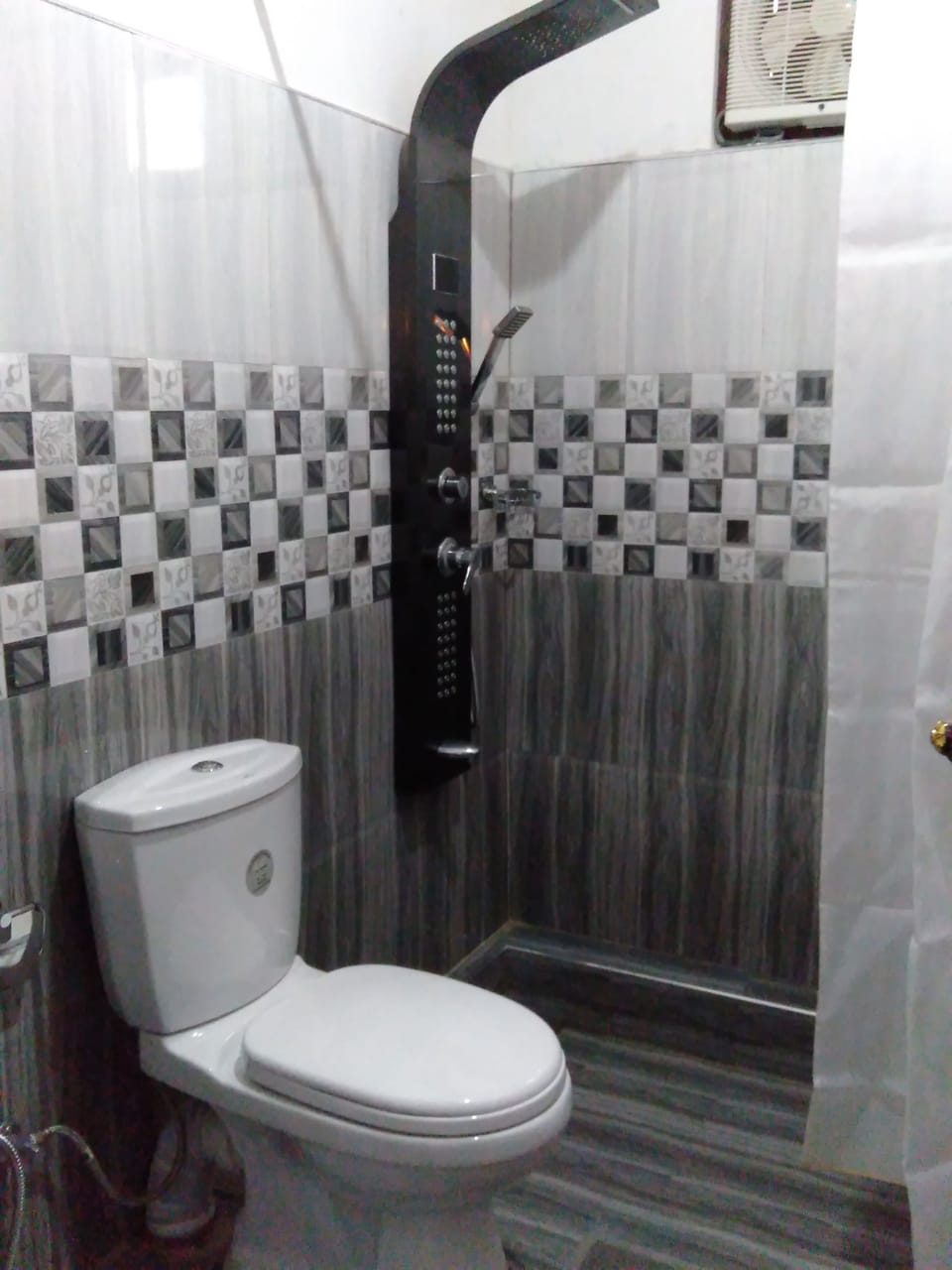 Standard Double Room | Bathroom shower