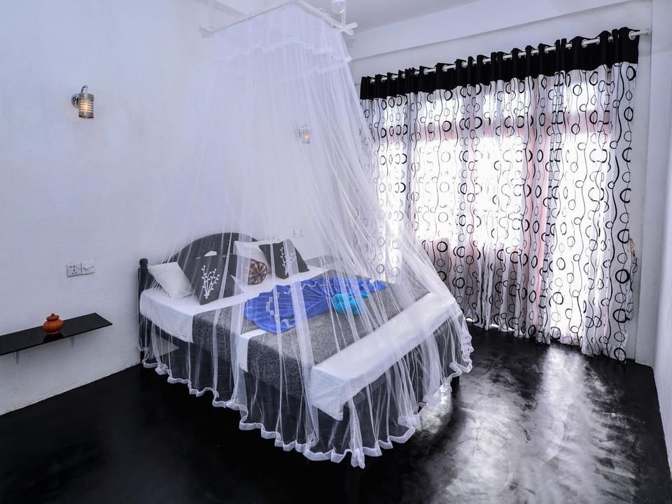 Standard Double Room | Minibar, in-room safe, desk, soundproofing