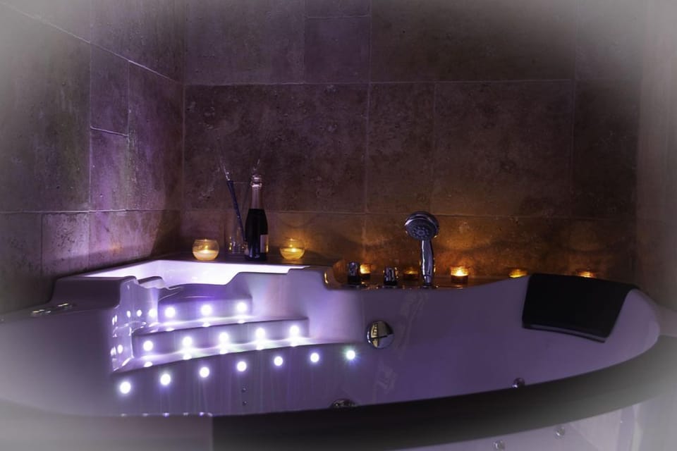 Romantic Duplex | Bathroom | Free toiletries, hair dryer, bathrobes, towels