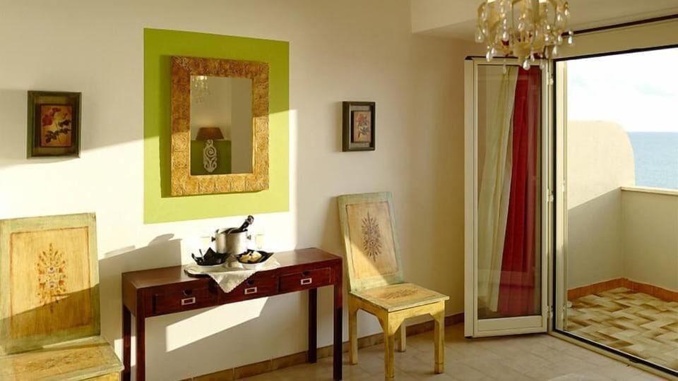 In-room safe, desk, iron/ironing board, bed sheets