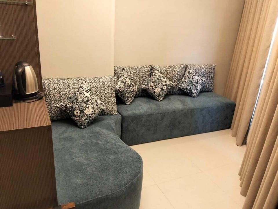 Junior Suite | Minibar, in-room safe, individually decorated, individually furnished