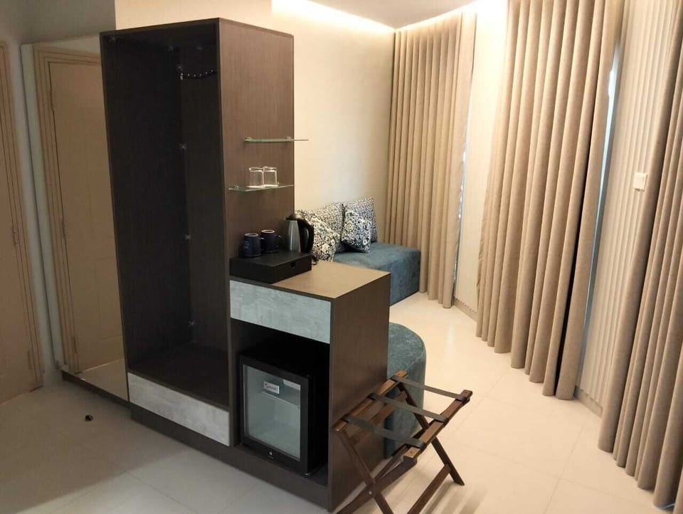 Junior Suite | Minibar, in-room safe, individually decorated, individually furnished