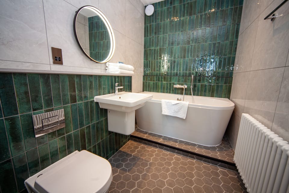 Room (Bridal) | Bathroom | Combined shower/tub, free toiletries, hair dryer, towels