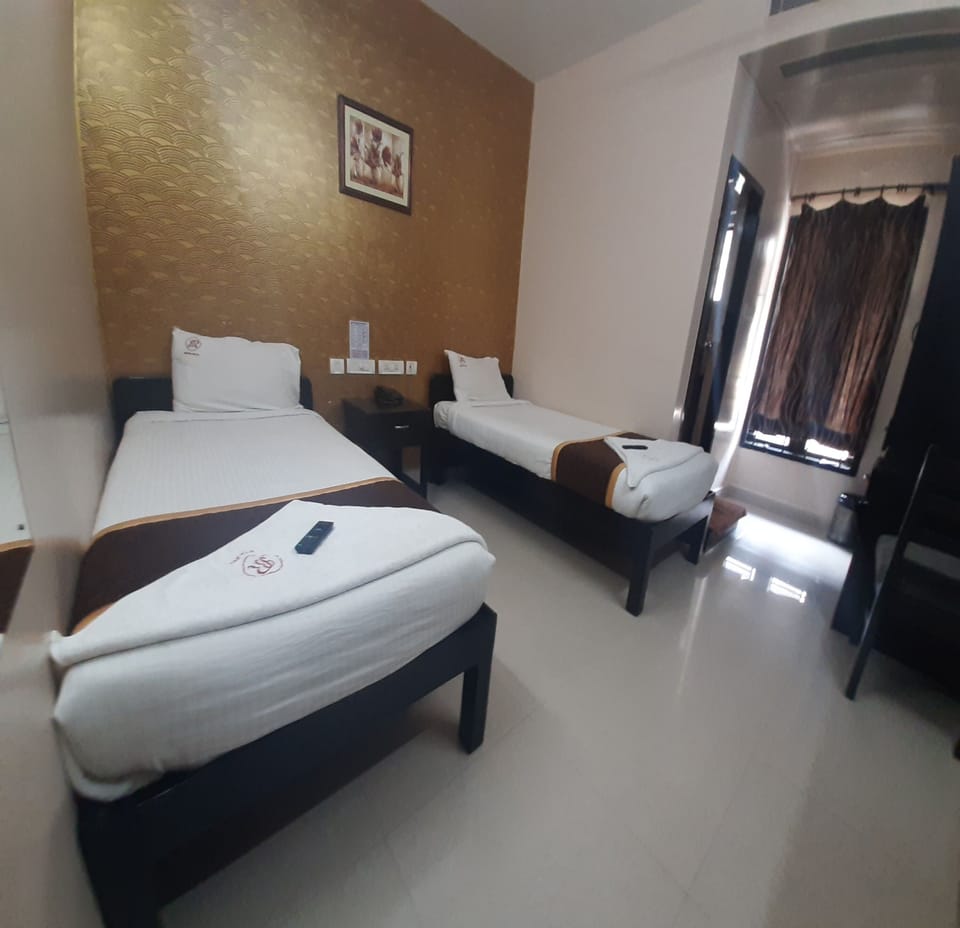 Deluxe Room, 1 Queen Bed | Hypo-allergenic bedding, desk, free WiFi, bed sheets