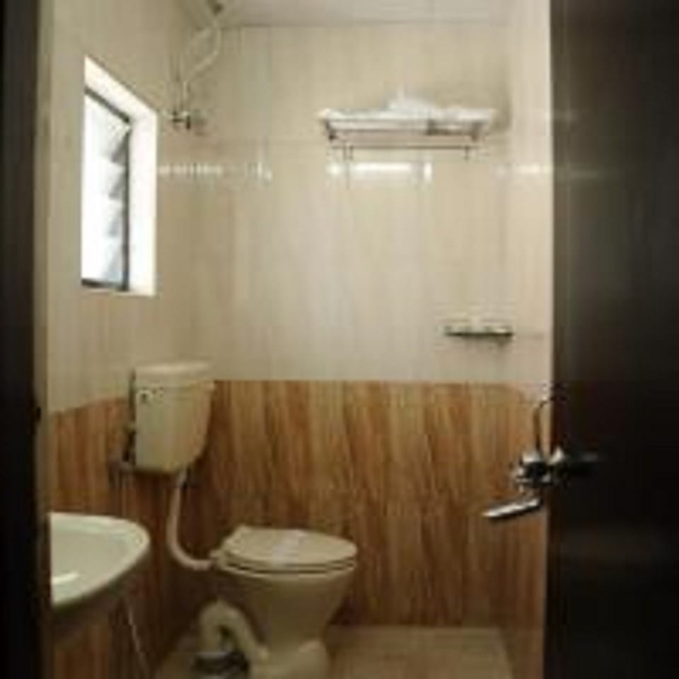 Deluxe Room, 1 Queen Bed | Bathroom | Shower, free toiletries, towels