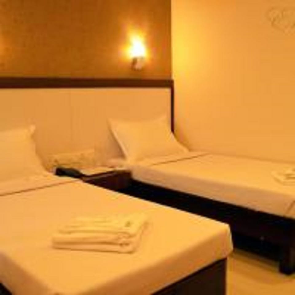Deluxe Room, 1 Queen Bed | Hypo-allergenic bedding, desk, free WiFi, bed sheets