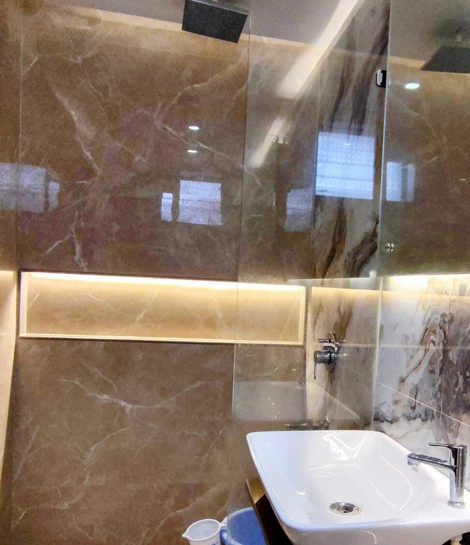 Deluxe Triple Room | Bathroom | Shower, rainfall showerhead, hair dryer, towels