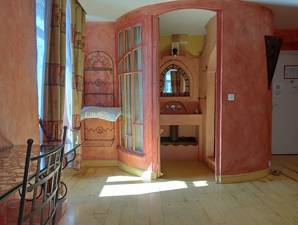 MAROC | Bathroom | Shower, free toiletries, hair dryer (on request), towels
