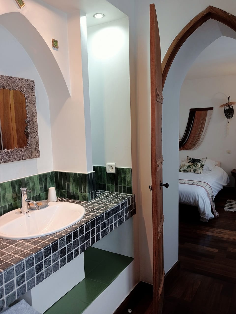BALI | Bathroom | Shower, free toiletries, hair dryer (on request), towels