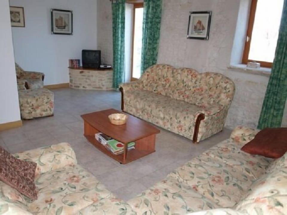 House (Grange) | Living room | Flat-screen TV, fireplace, DVD player