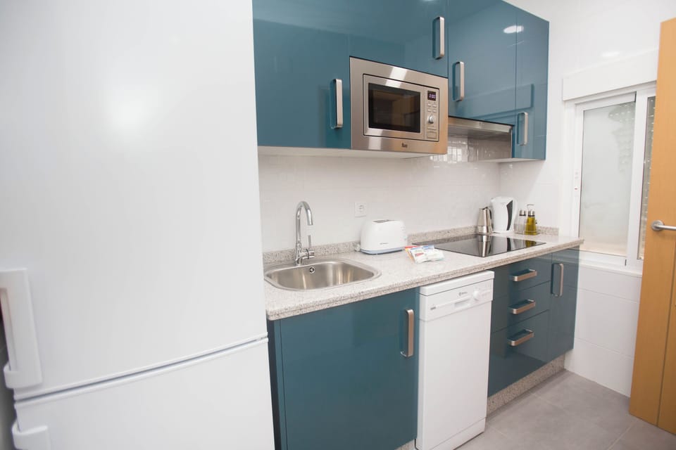 Full-size fridge, microwave, stovetop, dishwasher