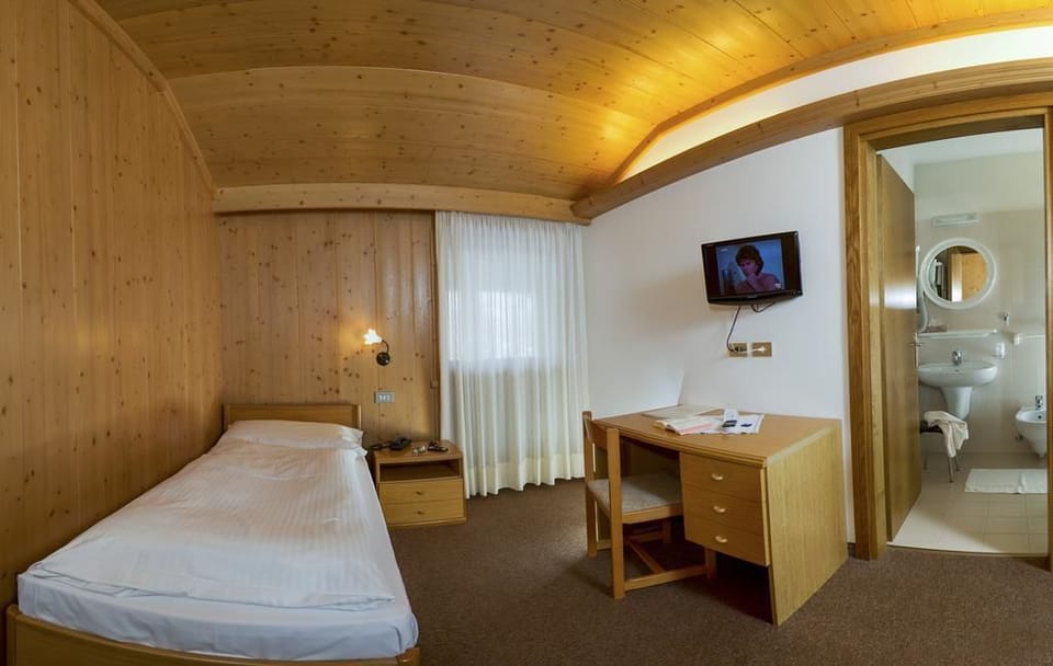 Single Room, Mountain View | In-room safe, desk, free cribs/infant beds, free WiFi