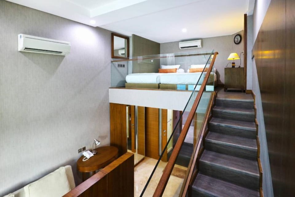 Standard Loft | In-room safe, desk, blackout drapes, soundproofing